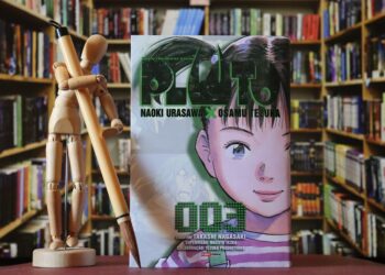 Pluto Vol. 3 (Naoki Urasawa x Takashi Nagasaki) framed by a wall of books—manga, memory, and mystery in one cover. Real photo, no AI. If you value authentic art, please support via the donation link in my bio. What you value, grows. Pluto Vol. 3 (Naoki Urasawa x Takashi Nagasaki) diante de uma parede de livros—mangá, memória e mistério em uma só capa. Foto real, sem IA. Se você valoriza arte autêntica, apoie pelo link de doação na bio. O que você valoriza, cresce.