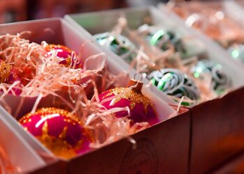 Doos met kerstballen