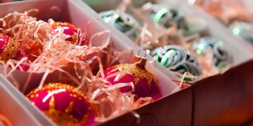Doos met kerstballen