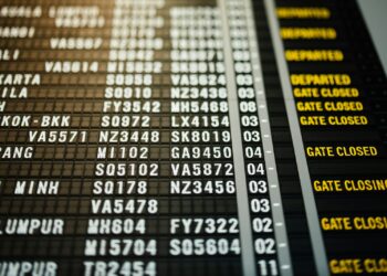 Vertrekbord op een luchthaven met vluchten en tijden
