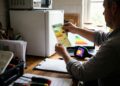 Energieadviseur neemt de gevel en het glas van een woning op voor het energielabel