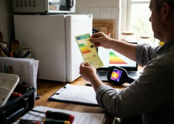 Energieadviseur neemt de gevel en het glas van een woning op voor het energielabel