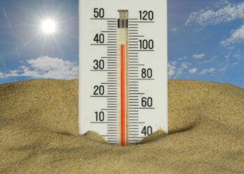 Thermometer buiten in de zon op een warme dag