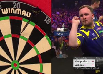 Luke Littler balt zijn vuist op het podium van de World Grand Prix
