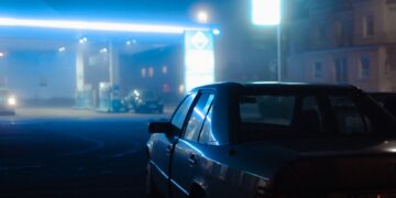 Politieauto in een woonwijk in de avond