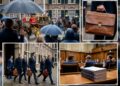 Stapel begrotingsstukken met een leren koffertje op een tafel in een parlementair gebouw