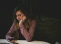 Vrouw kijkt bezorgd naar berichten op haar telefoon