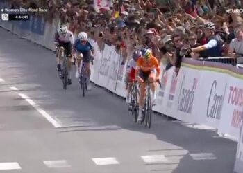 Demi Vollering in het oranje sprint naar de finish van het WK in Montreal