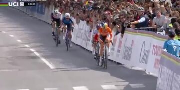 Demi Vollering in het oranje sprint naar de finish van het WK in Montreal