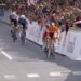 Demi Vollering in het oranje sprint naar de finish van het WK in Montreal