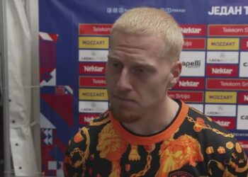 Mexx Meerdink in het oranje shirt na de wedstrijd tegen Servie