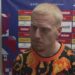 Mexx Meerdink in het oranje shirt na de wedstrijd tegen Servie