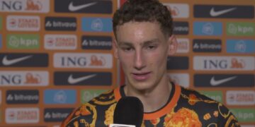 Ruben van Bommel in het shirt van Oranje tijdens een interview na zijn debuut