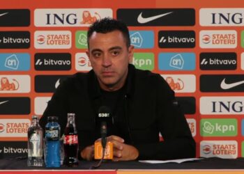 Bondscoach Xavi Hernández tijdens een persconferentie van Oranje