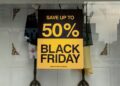 Etalage van een winkel met grote bordjes Black Friday en kortingspercentages