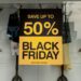 Etalage van een winkel met grote bordjes Black Friday en kortingspercentages