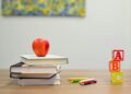 Stapel schoolboeken op een tafel in een klaslokaal