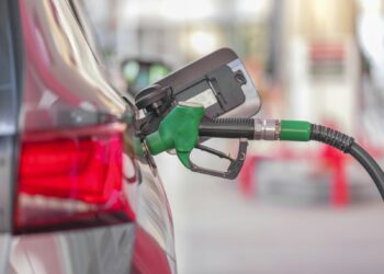 Brandstofpomp met vulpistolen voor benzine en diesel bij een tankstation