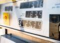 Prijsbord van een tankstation met de literprijs van benzine