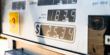 Prijsbord van een tankstation met de literprijs van benzine