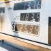 Prijsbord van een tankstation met de literprijs van benzine