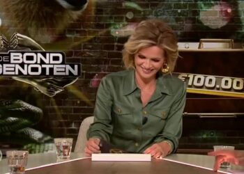 Studiodecor van De Bondgenoten met het logo van het programma en de hoofdprijs van 100.000 euro