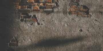 Scheur in een bakstenen gevel van een ouder woonhuis