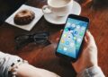 Iemand boekt een hotelkamer via een app op de smartphone