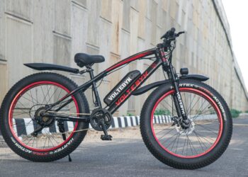 Jongere op een elektrische fatbike met brede banden op een fietspad in de stad