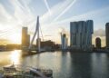 De Euromast in Rotterdam tegen een bewolkte lucht