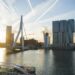 De Euromast in Rotterdam tegen een bewolkte lucht