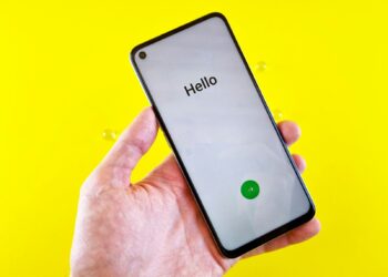 Smartphone met een inkomende oproep op het scherm