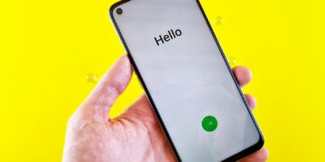 Smartphone met een inkomende oproep op het scherm