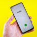 Smartphone met een inkomende oproep op het scherm