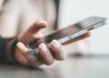 Smartphone met een inkomend gesprek van een onbekende beller