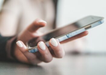 Smartphone met een inkomend gesprek van een onbekende beller