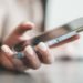 Smartphone met een inkomend gesprek van een onbekende beller