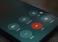 Telefoon met een inkomende oproep van een onbekend nummer op een bureau