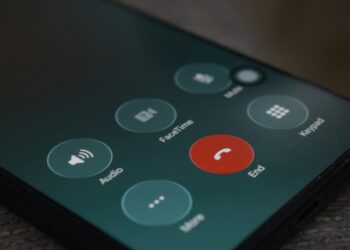 Telefoon met een inkomende oproep van een onbekend nummer op een bureau