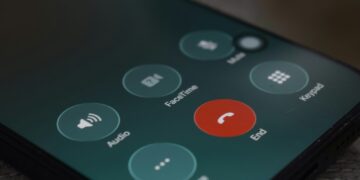Telefoon met een inkomende oproep van een onbekend nummer op een bureau