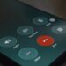 Telefoon met een inkomende oproep van een onbekend nummer op een bureau