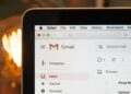 Laptop met een geopende e-mail en een betaalverzoek op het scherm