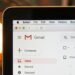 Laptop met een geopende e-mail en een betaalverzoek op het scherm