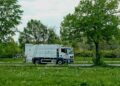 Vuilniswagen leegt een kliko in een woonstraat