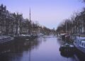 Bevroren sloot in een polderlandschap met rijp op het riet