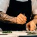 Chef-kok legt in een restaurantkeuken de laatste hand aan een gerecht