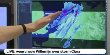 Meteoroloog wijst op een weerkaart waarop een storm boven de Noordzee richting Nederland trekt