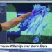 Meteoroloog wijst op een weerkaart waarop een storm boven de Noordzee richting Nederland trekt