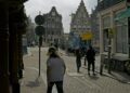Winkelend publiek in een Nederlandse winkelstraat
