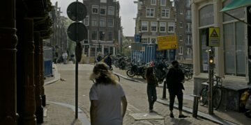 Winkelend publiek in een Nederlandse winkelstraat